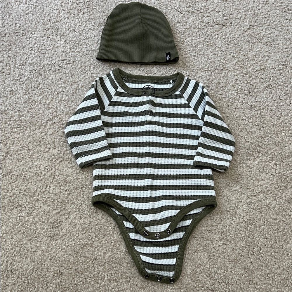 VOLCOM Baby Boy Long Sleeve Onesie/Hat Set